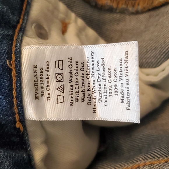 Everlane The '90s Cheeky Straight Jean in Medium Blue - Picture 9 of 12